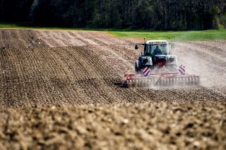 Sur les sites d'herbages exploités de manière intensive, des hausses de cuivre et de zinc sont constatées (illustration). KEYSTONE/JEAN-CHRISTOPHE BOTT